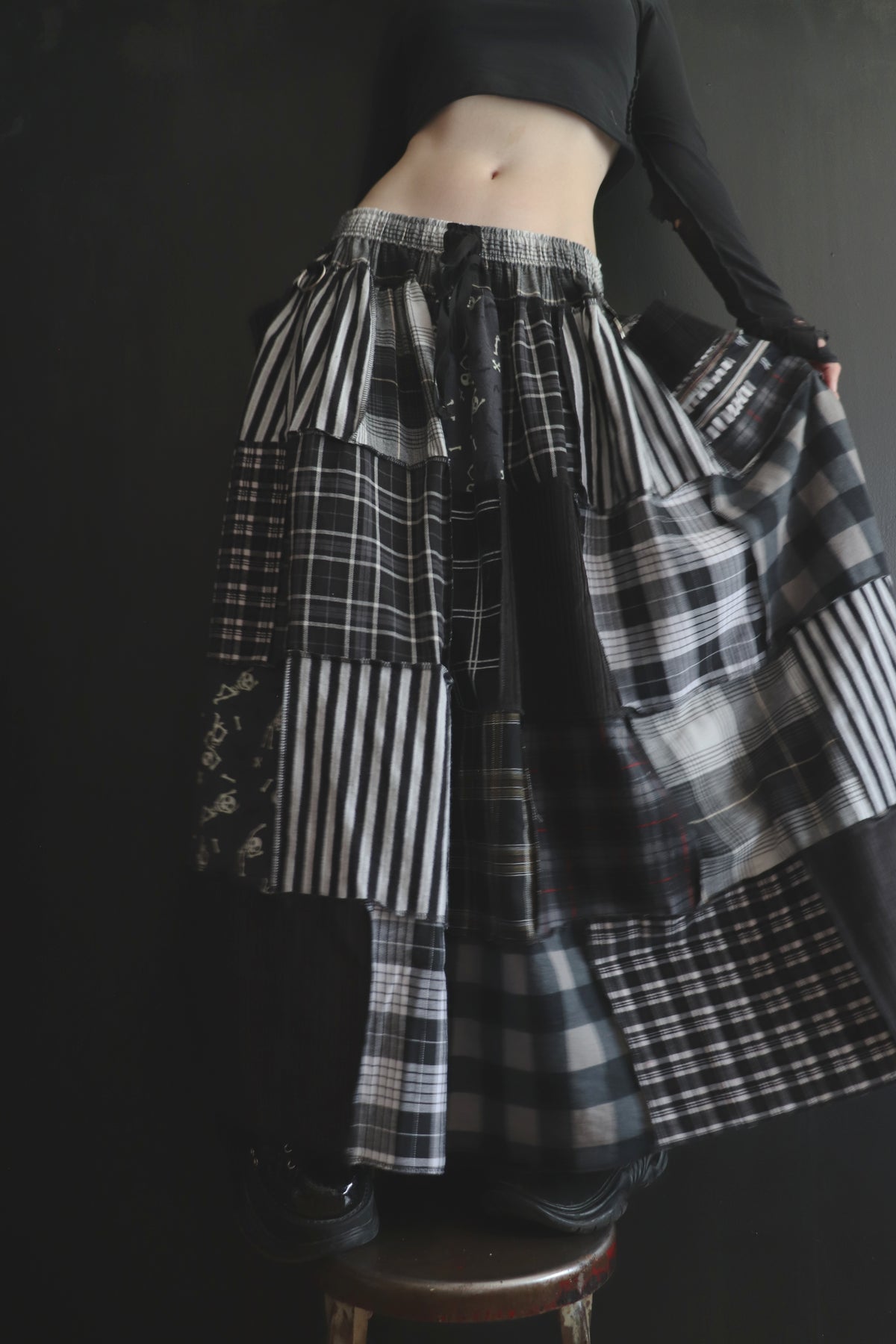 TheBrightestMemoriesThatStingAsTheyFadeOut (One Size) Cotton Patch Quilt Floor Length Skirt With Pockets Black & Whites